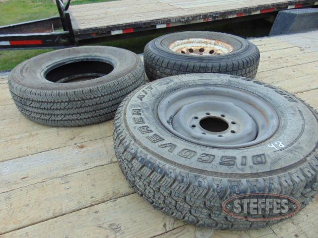 (1) Cooper Discover 235-85R16 tire,_1.jpg